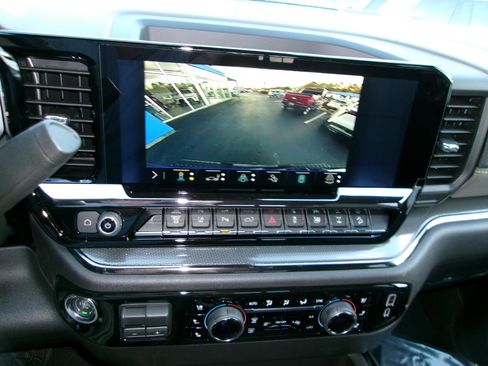 Used 2025 Chevrolet Traverse LT image 18