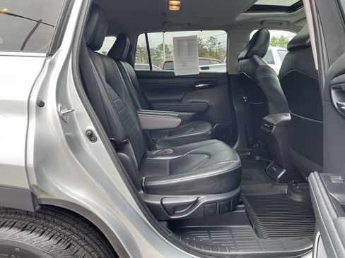 Used 2021 Toyota Highlander XLE AWD/4WD image 34