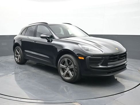 Certified 2025 Porsche Macan AWD/4WD image 25
