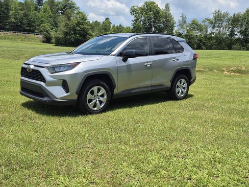 Used 2020 Toyota RAV4 LE FWD image 3