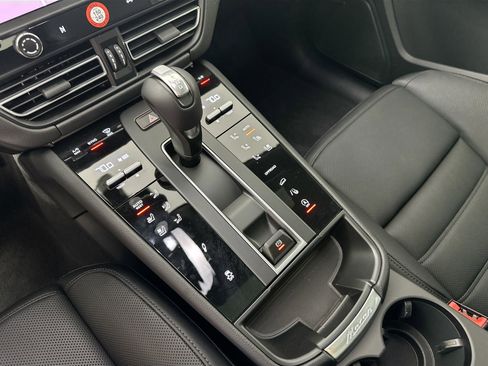 Certified 2025 Porsche Macan image 34