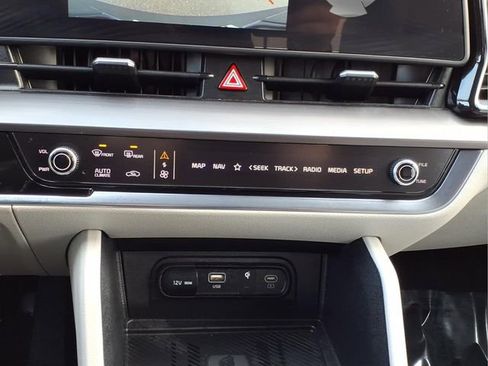 Used 2025 Kia Sportage EX image 19