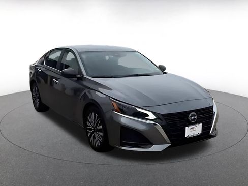 Used 2025 Nissan Altima 2.5 SV FWD image 3