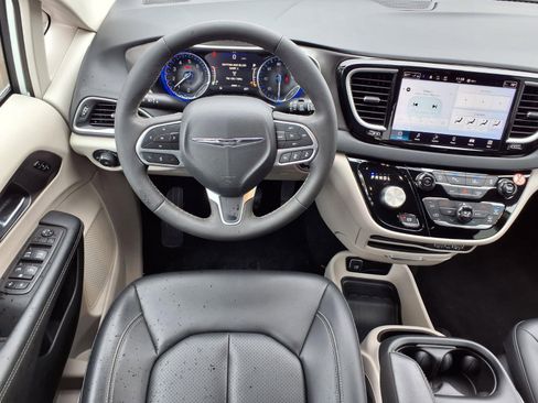 Used 2024 Chrysler Pacifica Touring-L image 6