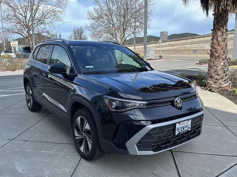 Used 2025 Volkswagen Taos SE w/ Panoramic Sunroof Package image 4