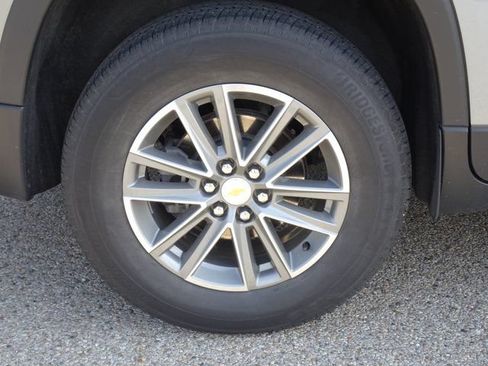 Used 2023 Chevrolet Traverse LT FWD image 27