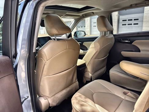 Used 2022 Toyota Highlander XLE FWD image 18