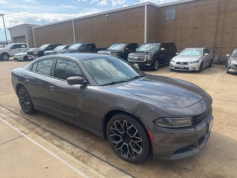 Used 2019 Dodge Charger SXT RWD image 3