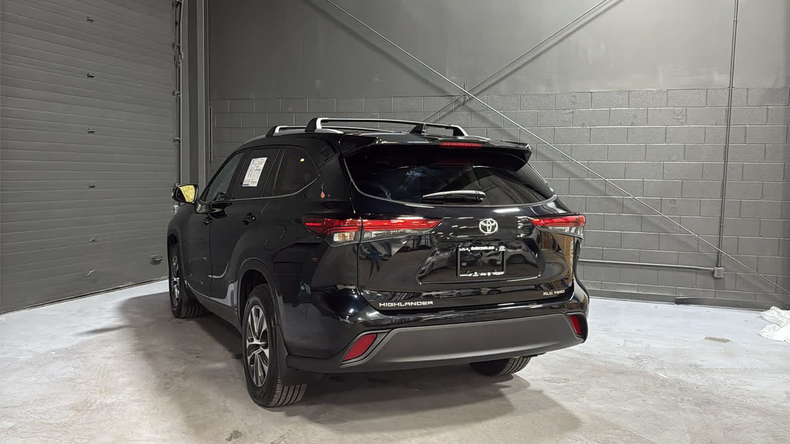 Used 2023 Toyota Highlander XLE AWD/4WD image 6