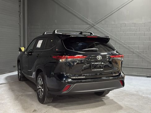 Used 2023 Toyota Highlander XLE AWD/4WD image 6