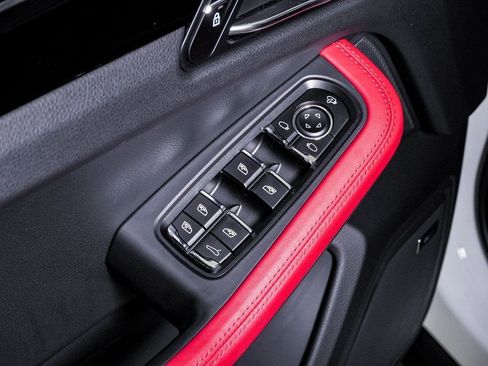 Certified 2025 Porsche Macan AWD/4WD image 26