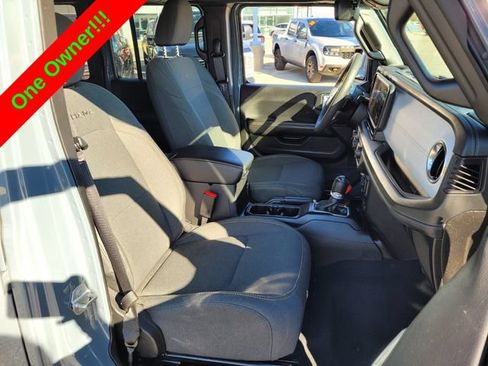 Used 2024 Jeep Wrangler Unlimited Sahara AWD/4WD image 16