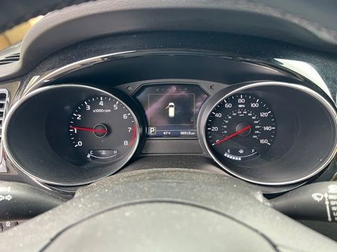 Used 2017 Kia Sedona SX image 19