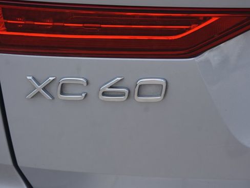 Used 2023 Volvo XC60 B5 Ultimate w/ Climate Package FWD image 7