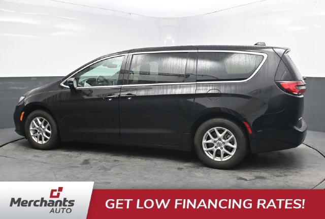 Used 2025 Chrysler Pacifica Select FWD image 4