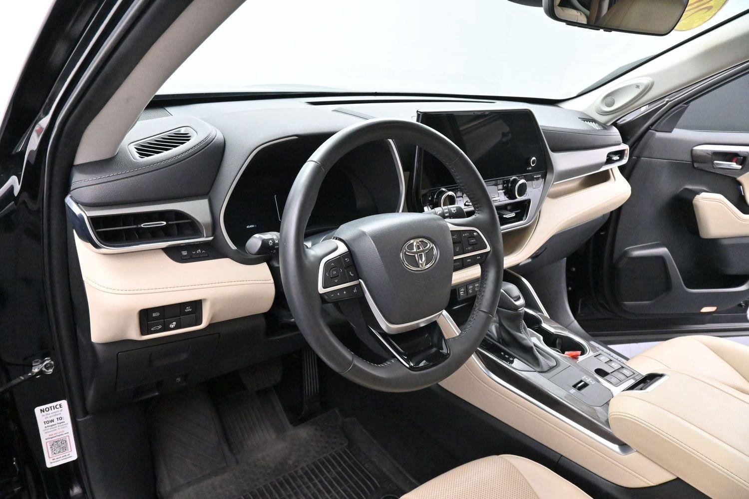 Used 2023 Toyota Highlander Limited AWD/4WD image 18