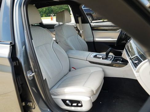 Used 2019 BMW 750i w/ Executive Package RWD image 14