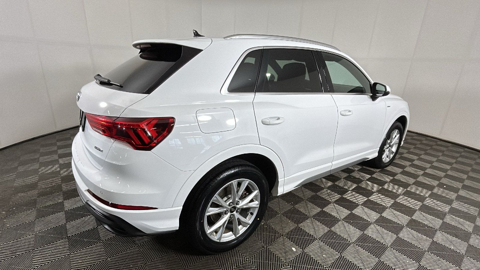 Used 2025 Audi Q3 2.0T Premium AWD/4WD image 2
