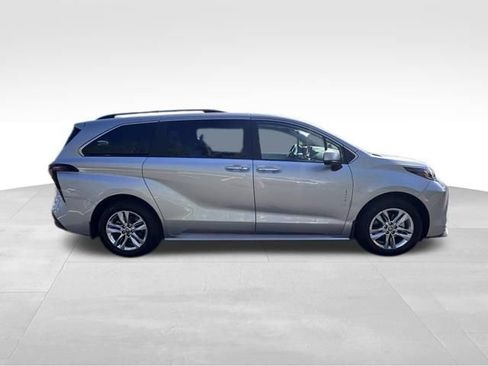 Used 2025 Toyota Sienna XLE w/ XLE Plus Package AWD/4WD image 9