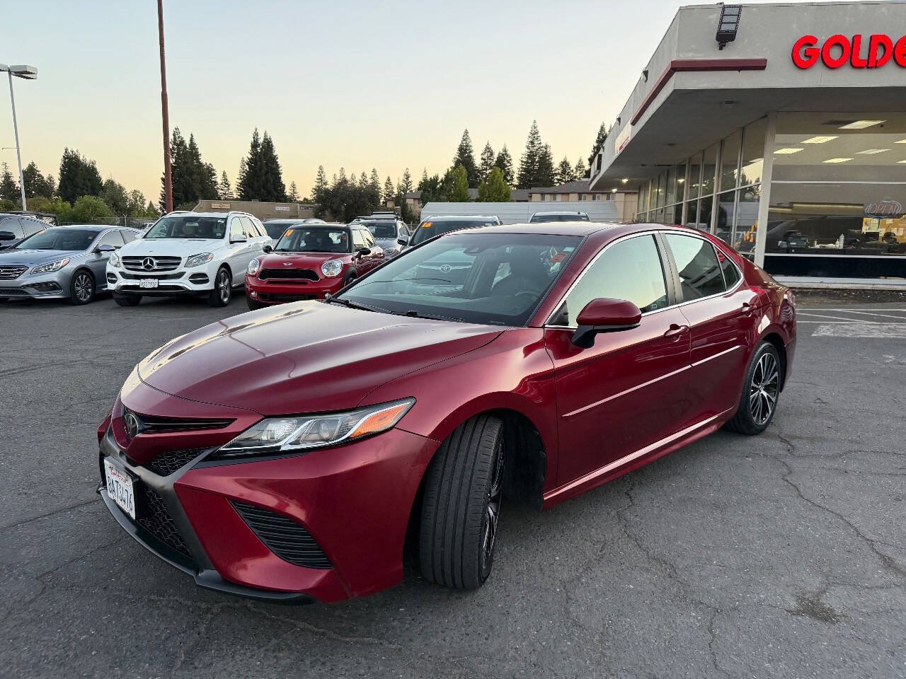 Used 2018 Toyota Camry SE FWD image 3