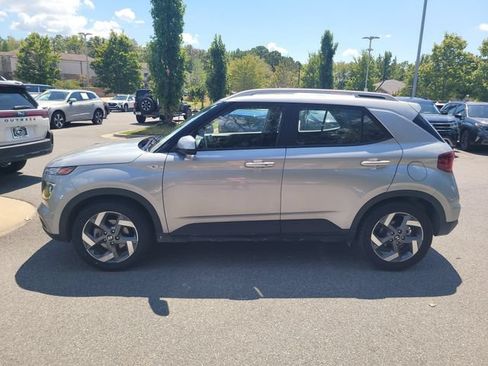 Used 2025 Hyundai Venue SEL FWD image 6