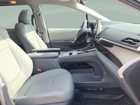 Certified 2024 Toyota Sienna XLE FWD image 19