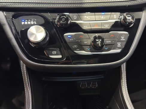 Used 2025 Chrysler Pacifica Limited FWD image 30