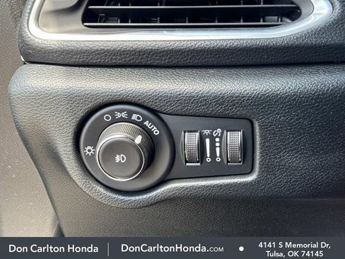 Used 2025 Chrysler Pacifica Limited w/ Trailer Tow Group FWD image 26