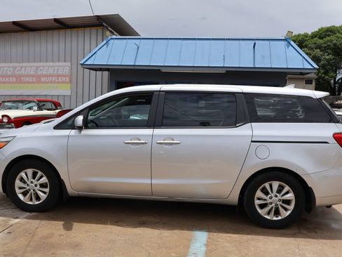 Used 2016 Kia Sedona L FWD image 4