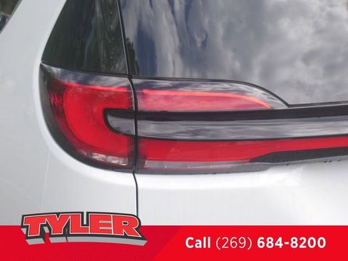 New 2026 Chrysler Pacifica Pinnacle w/ Trailer Tow Group AWD/4WD image 12