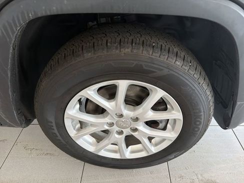 Used 2014 Jeep Cherokee Latitude w/ Comfort/Convenience Group image 14