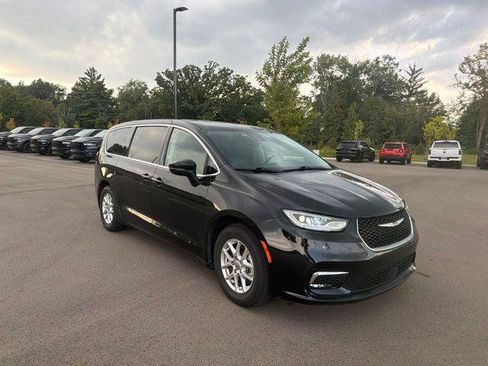 Certified 2023 Chrysler Pacifica Touring-L FWD image 7