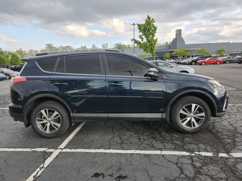 Used 2018 Toyota RAV4 XLE w/ Plus Extra Value Package AWD/4WD image 16