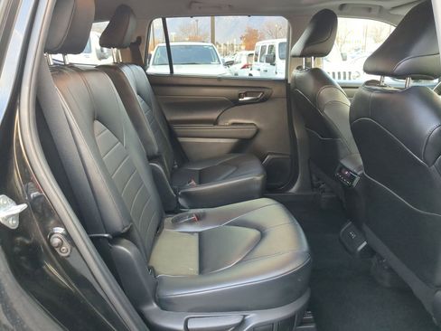 Used 2024 Toyota Highlander XLE image 33