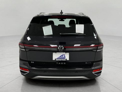 Used 2025 Volkswagen Taos SE AWD/4WD image 34