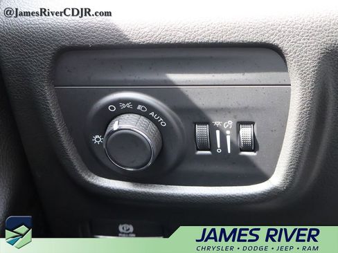 Used 2025 Jeep Grand Cherokee Altitude AWD/4WD image 31