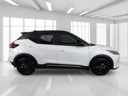Used 2022 Nissan Kicks SR w/ Premium Package FWD image 9