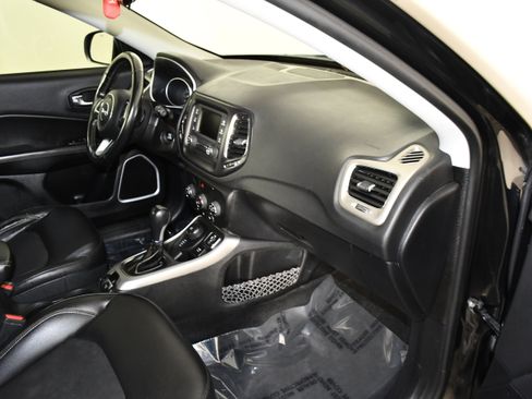 Used 2018 Jeep Compass Latitude w/ Cold Weather Group AWD/4WD image 40