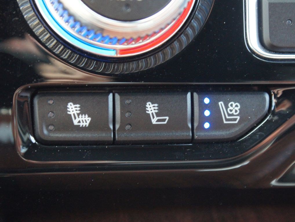 Used 2024 GMC Yukon Denali Ultimate AWD/4WD image 8