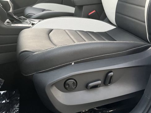 New 2025 Volkswagen Taos SEL image 9