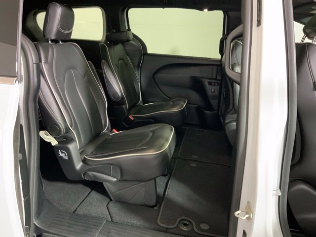 Used 2026 Chrysler Pacifica Limited FWD image 29
