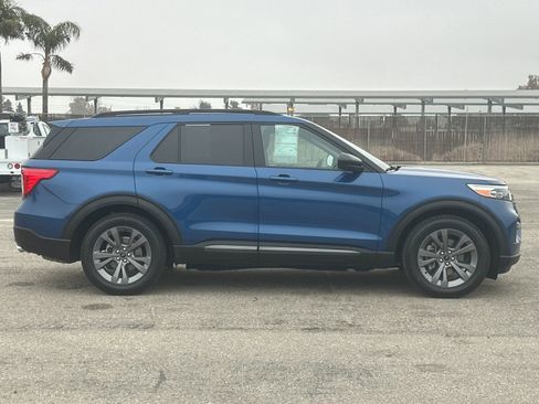 Certified 2022 Ford Explorer XLT w/ Equipment Group 202A image 3
