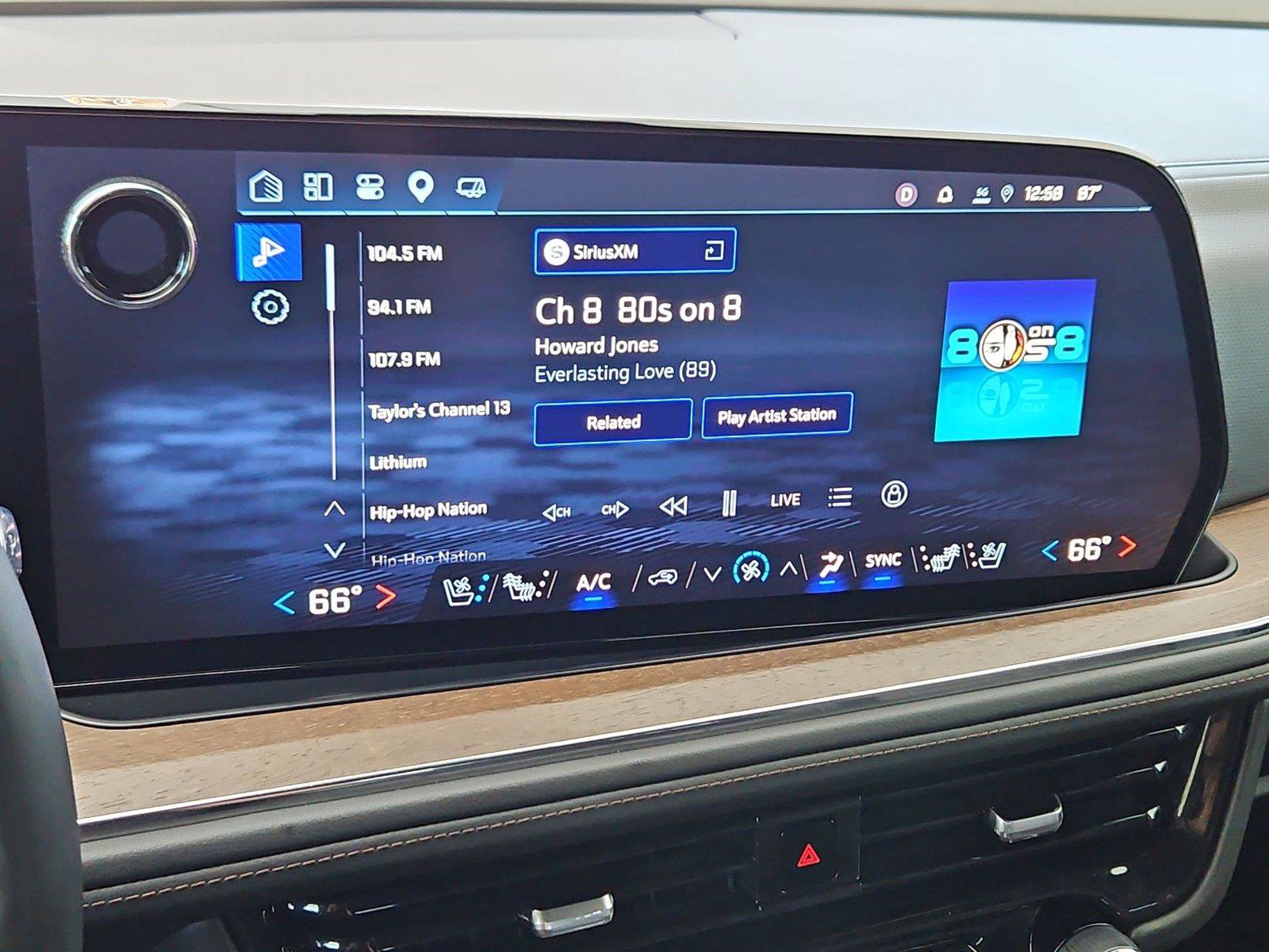 Used 2025 Chevrolet Suburban High Country AWD/4WD image 18
