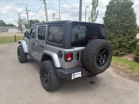 Used 2019 Jeep Wrangler Unlimited Sahara image 4
