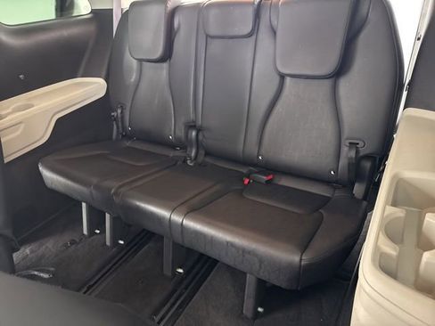 Used 2023 Kia Carnival LX image 24