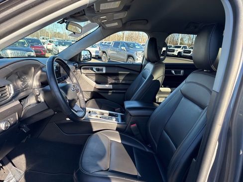 Used 2022 Ford Explorer XLT w/ Equipment Group 202A image 9