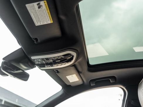 New 2026 Porsche Macan image 23