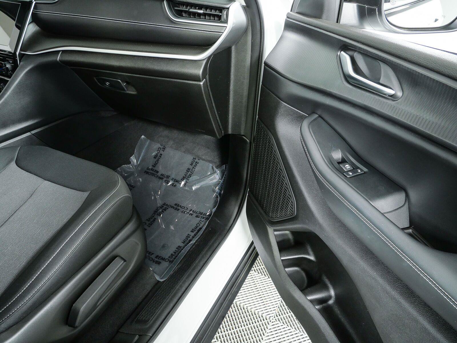 Used 2023 Jeep Grand Cherokee Laredo X AWD/4WD image 26