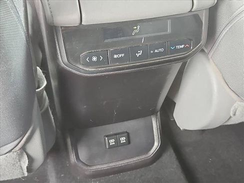 Used 2021 Toyota Highlander LE AWD/4WD image 24