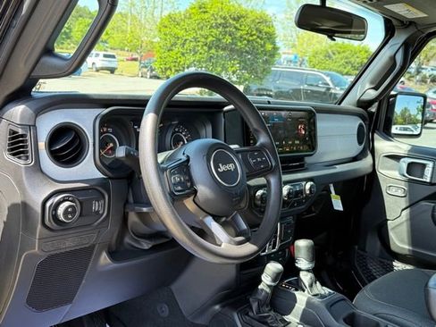 Used 2024 Jeep Gladiator Sport AWD/4WD image 16